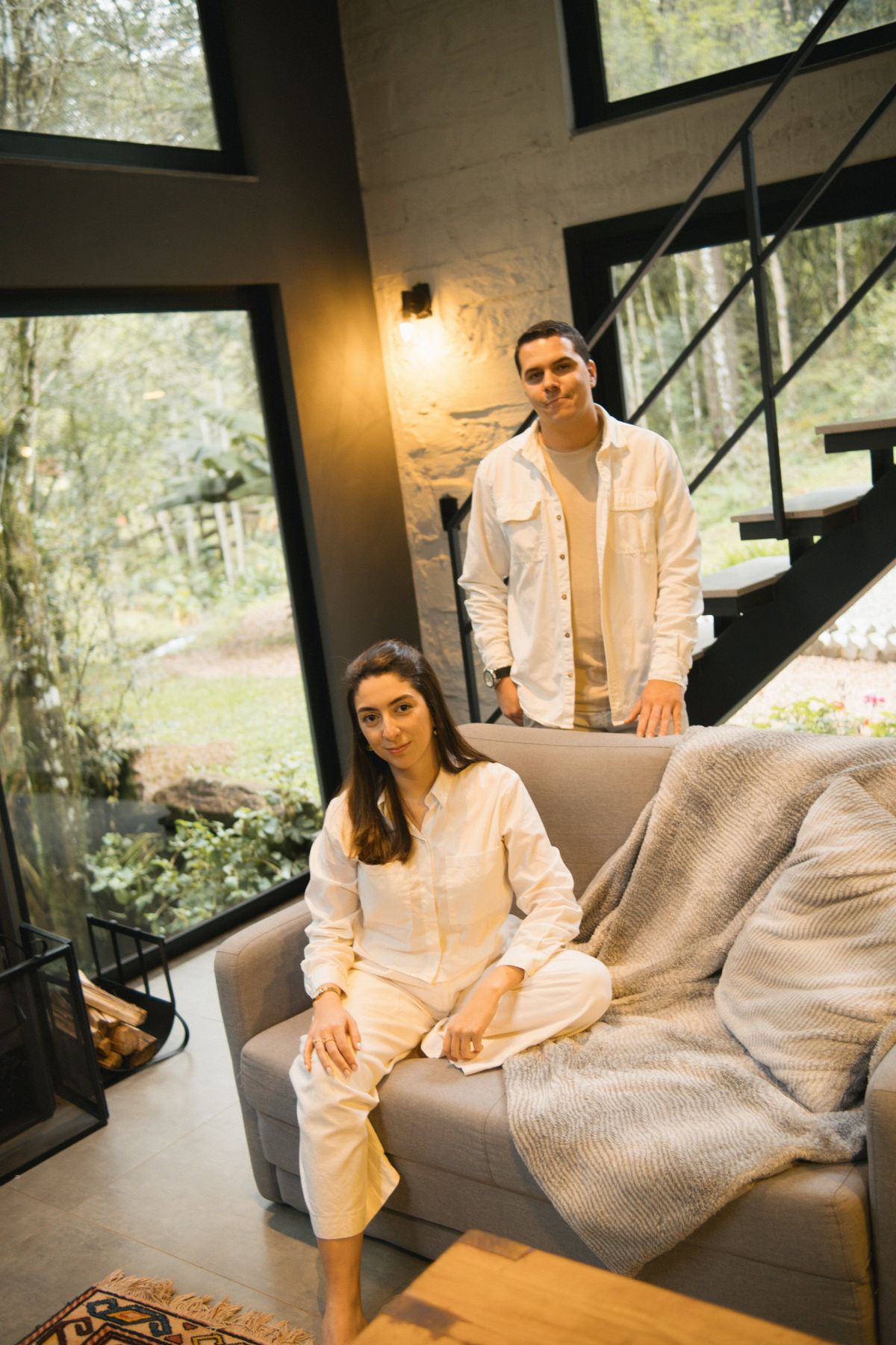 Carolina Souza e Antônio Guedes, fundadores da SG Agência Digital, na sala de um chalé